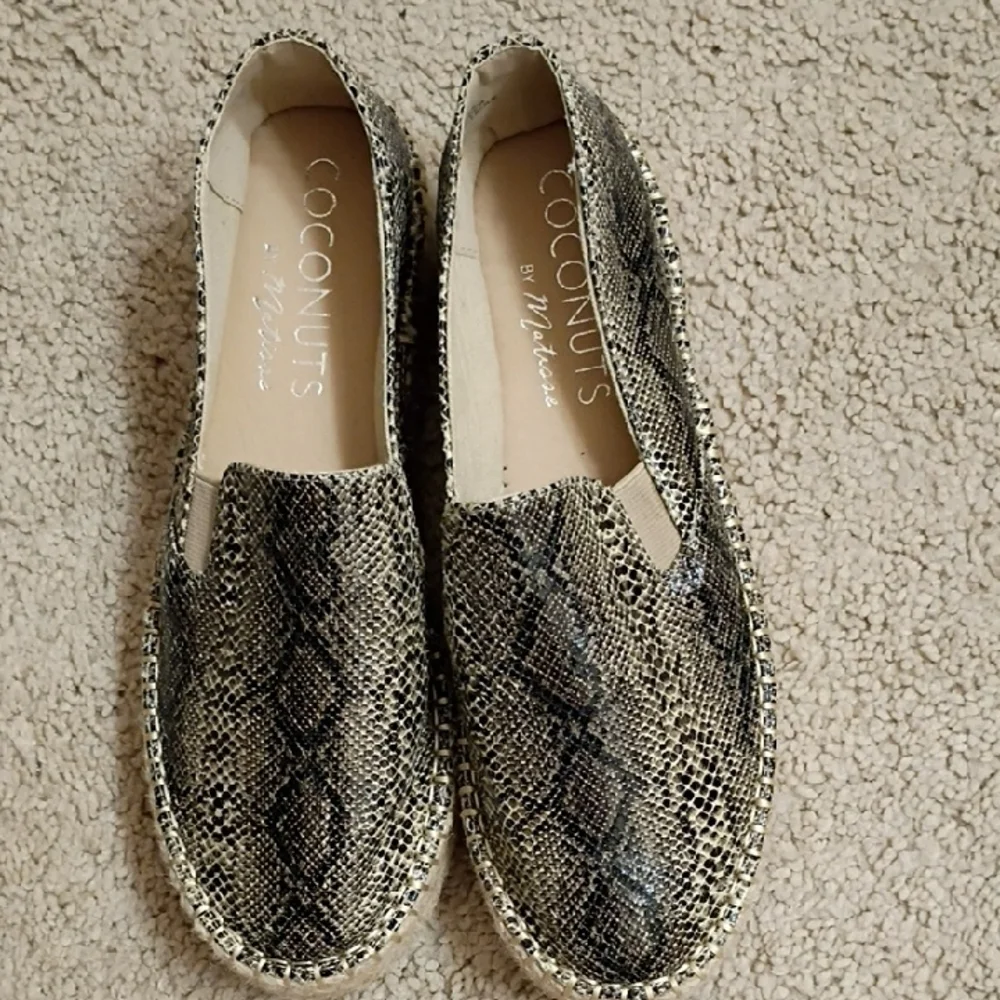 Coconuts by Matisse Black and Tan Espadrilles